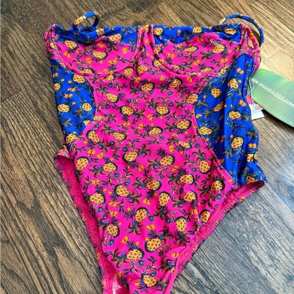NWT FARM RIO
Fruit Dots' Bi Printed One Piece Swimsuit size Large - Picture 3 of 5